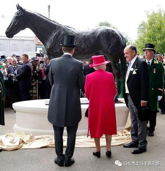 英女王亲自为“范高尔”雕像揭幕
