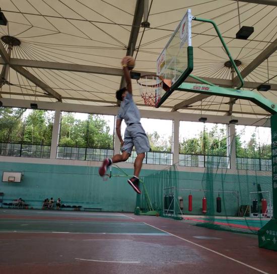 星记-云南喷气机矣进宏 扣瓶子练出的扣篮王!