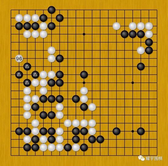 图12:经过数回合的战斗后,我终于如愿可以腾出手来攻杀黑左边四子。