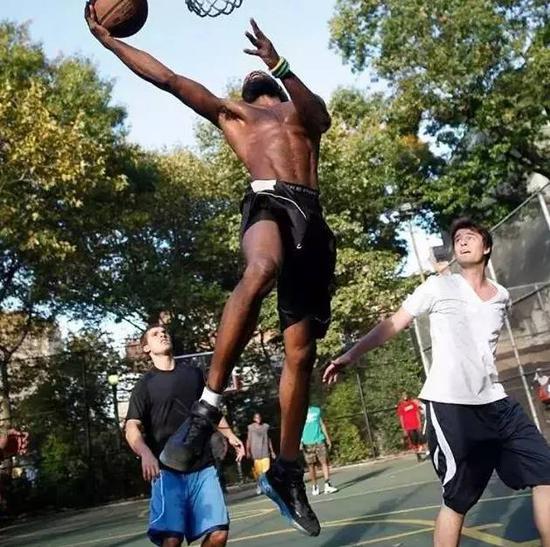 哥們,今天臨時有事,就不去打球了……-黑特籃球-NBA新聞影音圖片分享社區