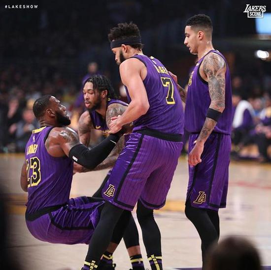 人物 | 巔峰已過暮年將至?醒醒吧,他依舊是詹皇,只要他想,便沒有什麼不可能!-黑特籃球-NBA新聞影音圖片分享社區