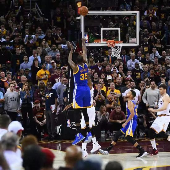 同樣的G3,同樣的關鍵時刻,同樣的三分球,同樣的死神降臨,是他再度讓系列賽失去了懸念!-黑特籃球-NBA新聞影音圖片分享社區