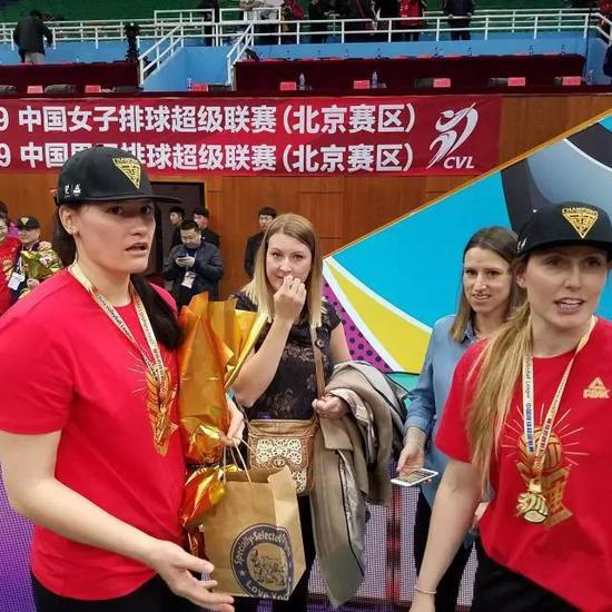右二为鲁尔克妻子
