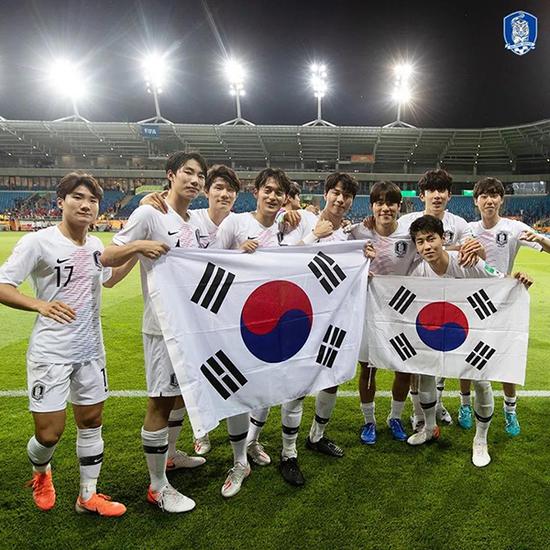 韩国球员庆祝晋级决赛。