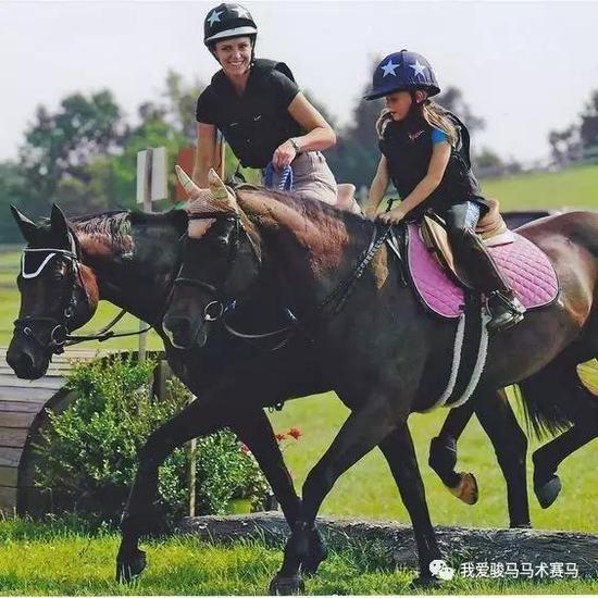 在教练指导下,孩子在骑马