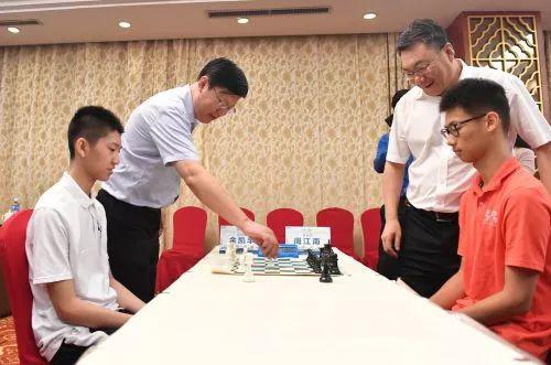 叶江川为比赛开棋
