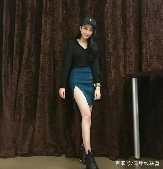 而她更是吸引到了周杰伦的注意,在2016年被周杰伦聘请为服装助理。