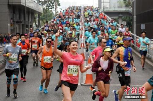 资料图：参加马拉松的女性。中新社记者 张炜 摄