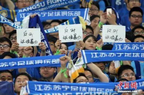 踢足球可以踢到门里吗,踢足球可以踢到门里吗英语