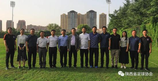 调研团一行前往长安竞技足球俱乐部训练基地参观并留影