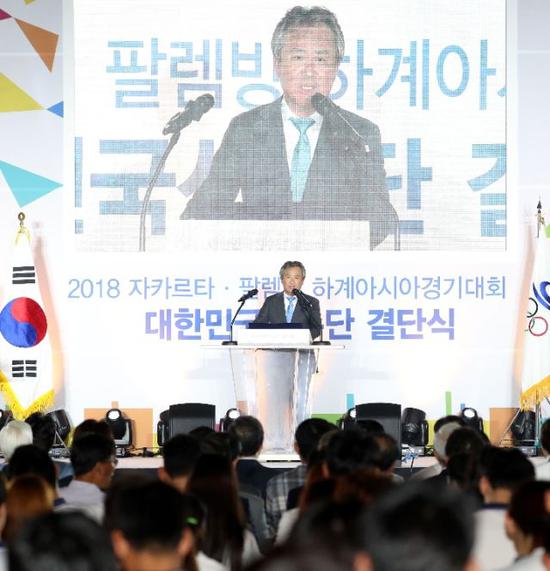 8月7日，大韩体育会会长李起兴在出征仪式上。新华社/纽西斯通讯社