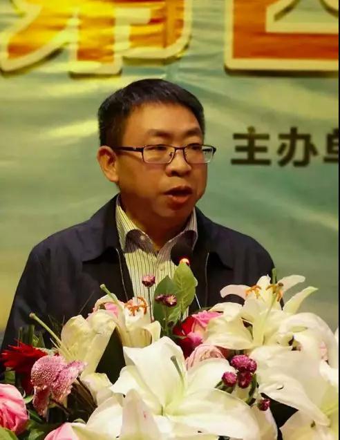 三清山风景区党委副书记周冲主持授奖仪式。