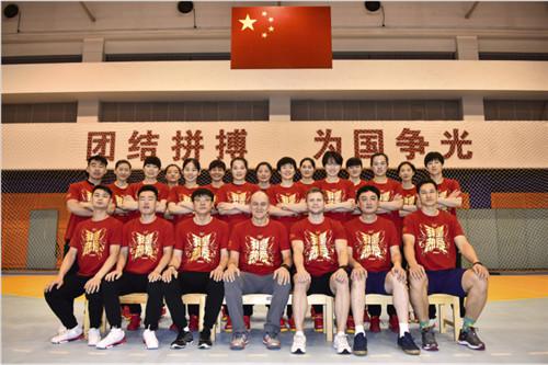 中国国家女子手球队身着“我是热爱”T恤
