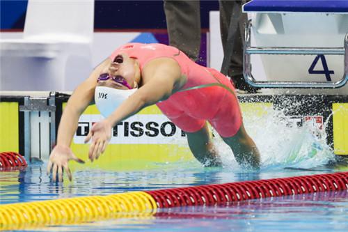 刘湘在女子50米仰泳比赛中打破世界纪录夺金