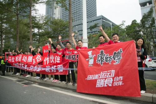 赛后尽头服务站康师傅竖立了赛后面食补给,为普及跑者充能。