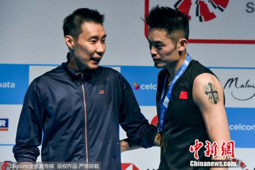 李宗伟和林丹在颁奖典礼上。图片来源：Osports全体育图片社