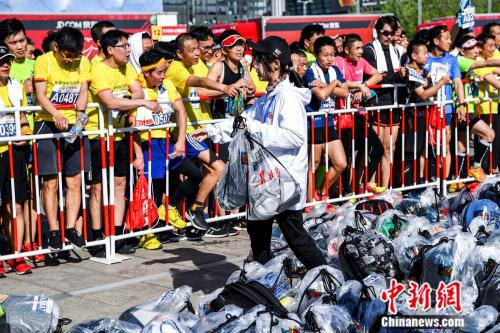 北京半马选手等着拿回自己的包。图片来源:赛事主办方