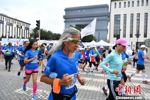 资料图：跑者在参加马拉松比赛。中新社记者 任东 摄