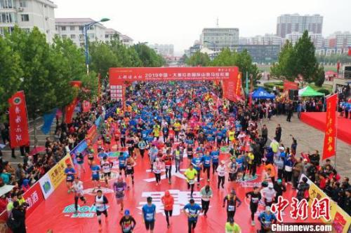 2019中国大寨红色国际山地马拉松赛激情开跑