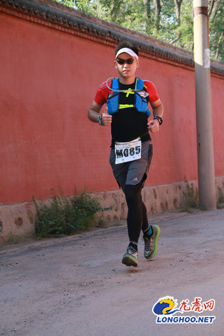 (王楠参加马拉松比赛中,王楠供图)