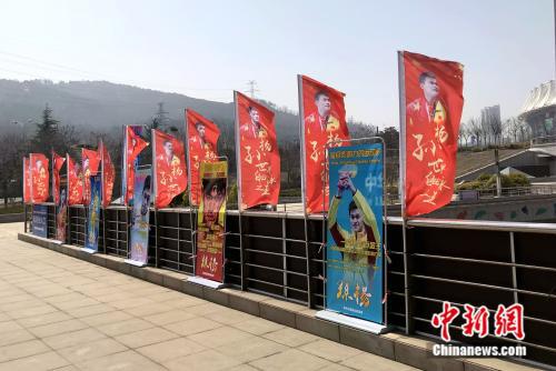 插在道路两旁“孙杨,世界自由泳之王”的旗杆。
