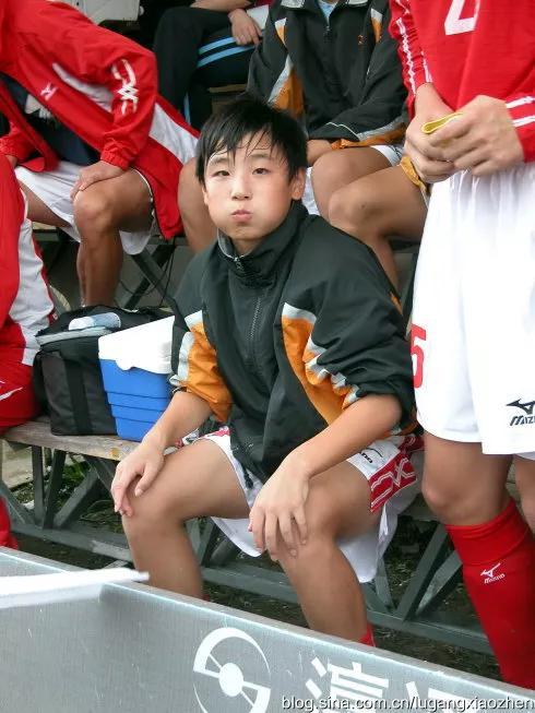 ▲2006年乙级联赛,替补席上的武磊稚气未脱。图片来源:东方体育日报记者张晓露博客