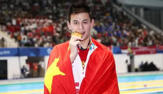 亚运会上领奖的孙杨，始终用国旗挡着赞助商标识