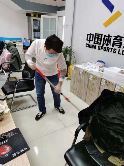 保定體彩中心專管員進行防疫消毒