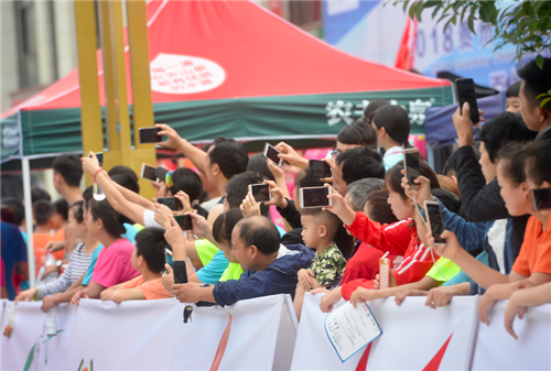 市民等待冠军冲刺