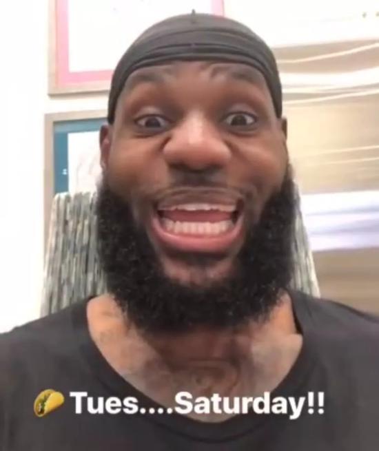 尬舞+调戏女记者!希望有关部门管管这个老汉