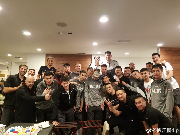 北京队在美国为段江鹏庆生