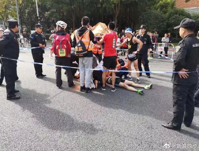 选手跑马拉松心脏骤停猝倒 三位医务跑者惊险救