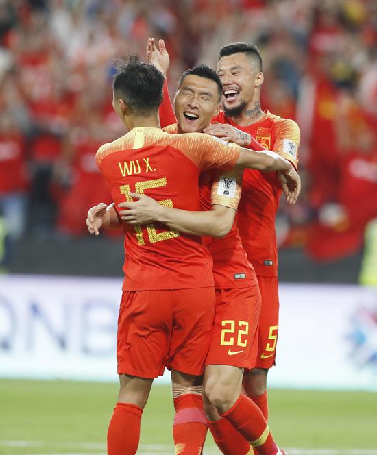 中国队球员于大宝（中）与队友庆祝进球。新华社记者丁旭摄