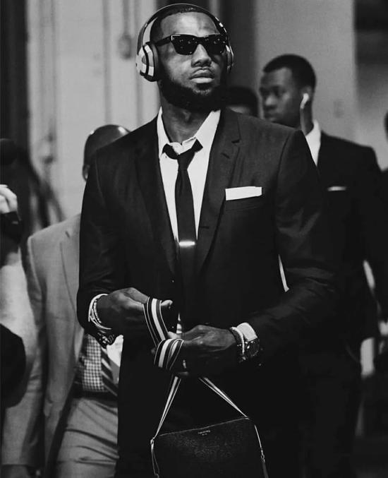 西装+墨镜+耳机,詹姆斯穿着这样简直不要太帅