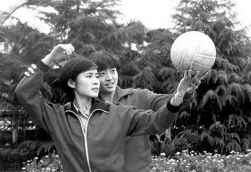 倪萍在《中国姑娘》中饰演主攻手