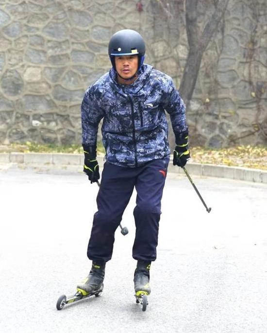 陈盆滨在老山进行越野滑雪的陆地实习