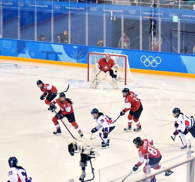 2018年2月10日，朝韩女子冰球联队与瑞士队在平昌冬奥会女子冰球比赛中。