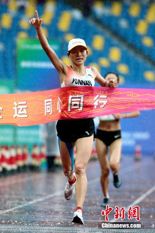 9月26日,第十四届全运会田径项目女子马拉松决赛在西安举行。云南队张德顺以2小时32分31秒的成绩夺冠。 中新社记者 张远 摄