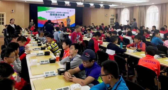 图说:市运会围棋赛场的热闹景象,是当下上海少儿围棋火爆的一个缩影。