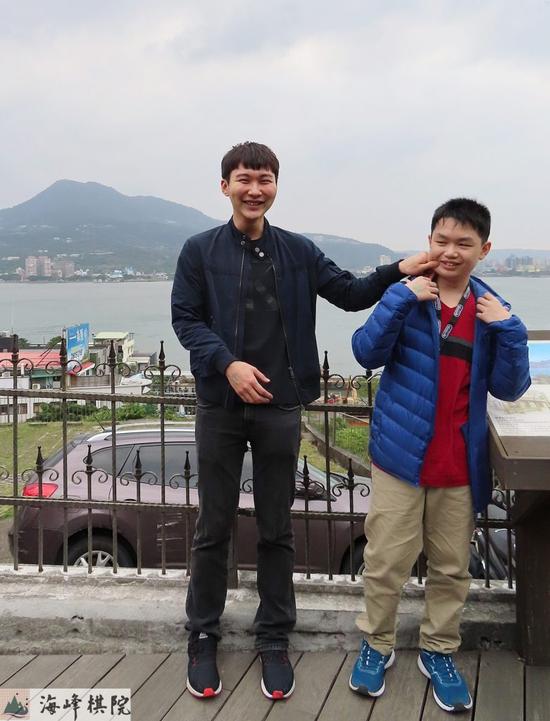 朴廷桓赞扬扬徐靖恩像年轻时的自己,‘神之一捏’。(右)徐靖恩二段