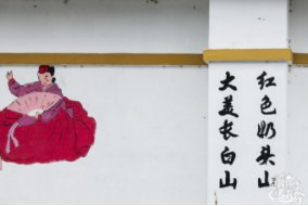 而在不远处的奶头山中,滑草/骑马各位小伙伴都玩得不亦乐乎