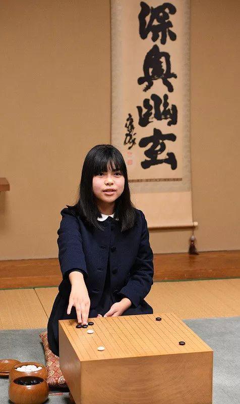 大出（朝日新闻）：我是朝日新闻的大出。上野梨纱是几岁开始学棋的呢？