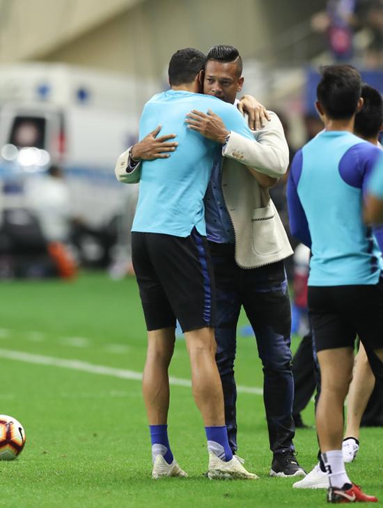 7月16日，即将离队的瓜林与队友莫雷诺在上海虹口足球场拥抱告别。