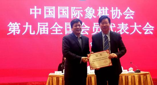  国家体育总局棋牌运动管理中心主任朱国平到会表示祝贺，并代表总局为叶江川颁发了主席聘书。