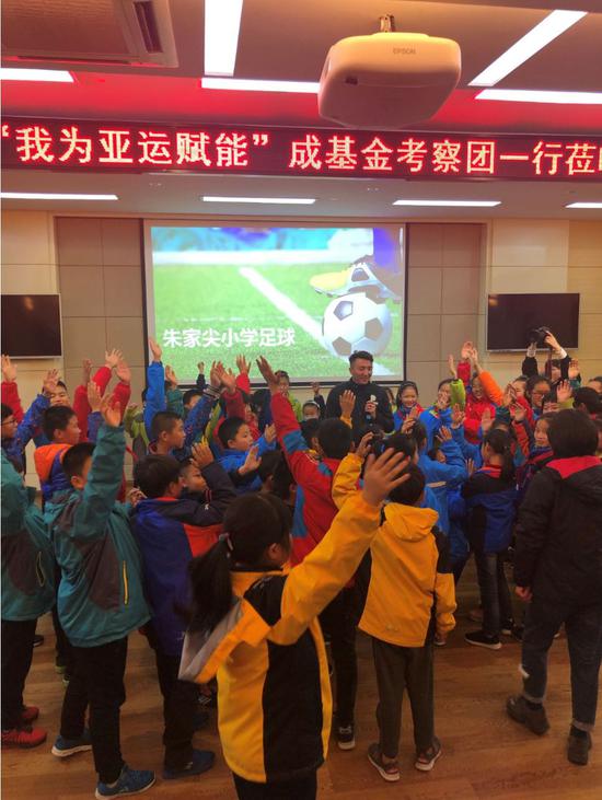 孩子们争先恐后的向理事长刘成挑问