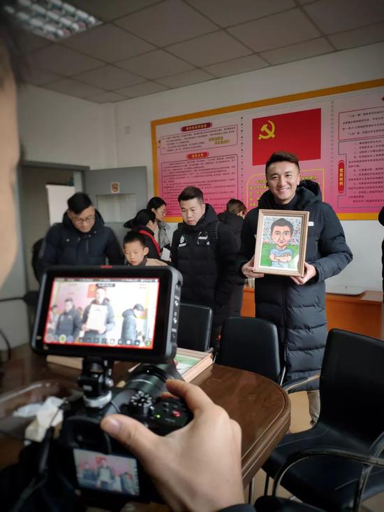 刘成给记者展现星洲幼学的孩子为他画的画像