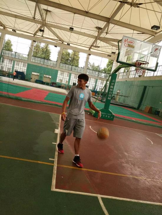 星记-云南喷气机矣进宏 扣瓶子练出的扣篮王!