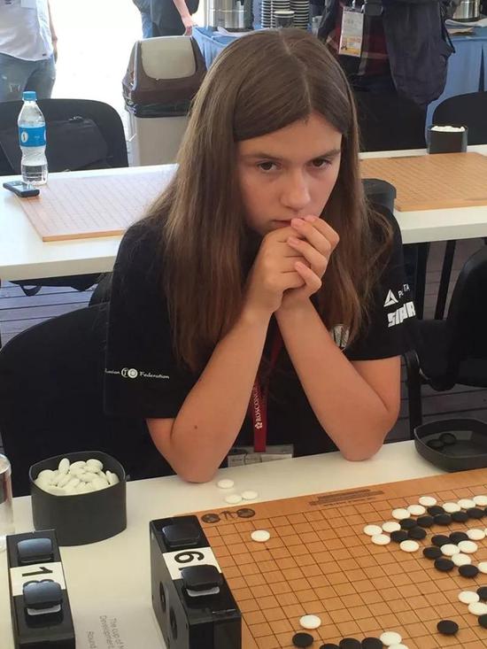 参加比赛的女棋手