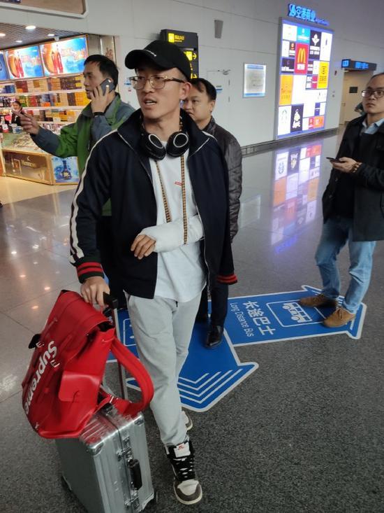 姜至鹏绑着石膏前往国足报到。
