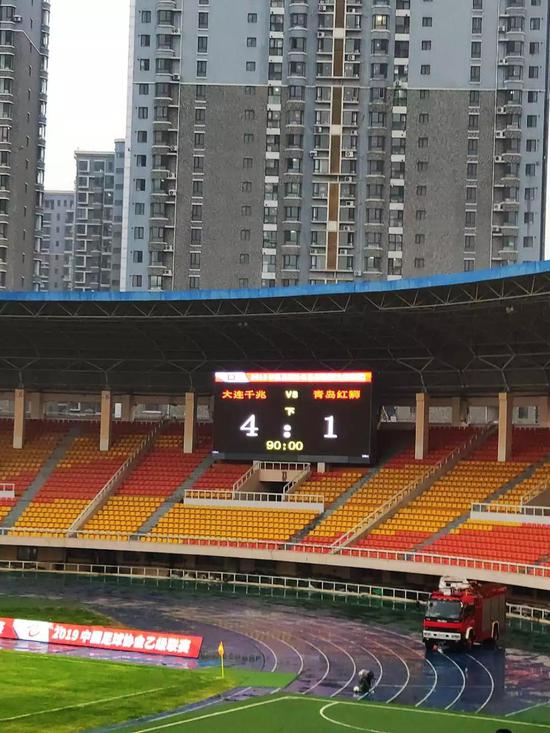 开场仅3分钟,刘佳鑫抢点攻门,打破僵局,大连千兆1-0青岛红狮!